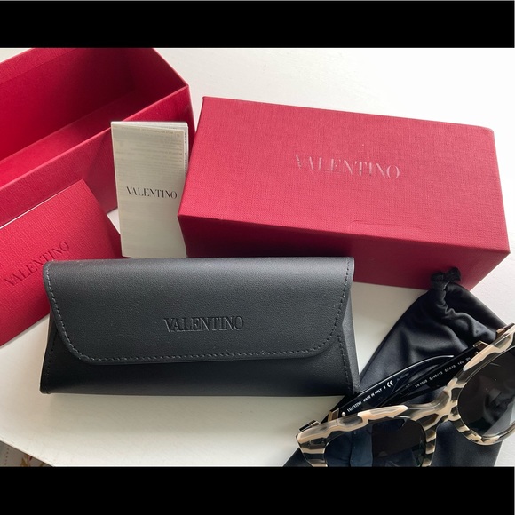 VALENTINO LADIES SUNGLASSES - Picture 10 of 11